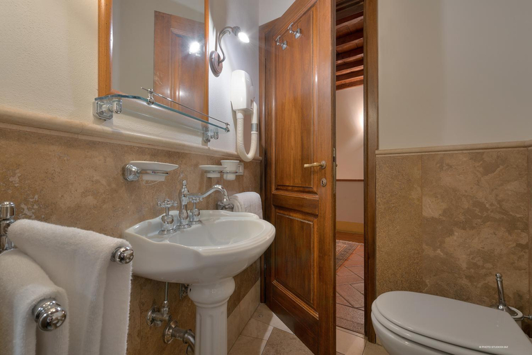 Bathroom 4, First of Florence, Florence