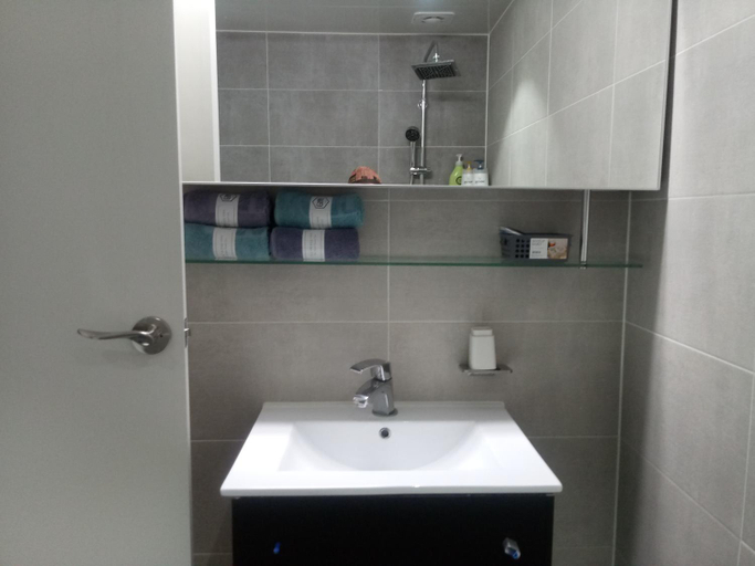 Bathroom 4, Hotel Guest 145, Buk