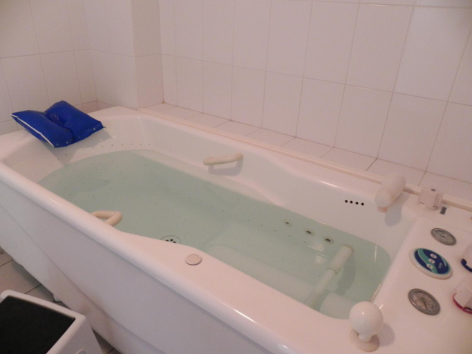 Bathroom 4, ibis Sète Balaruc les Bains Wellness and Spa, Hérault