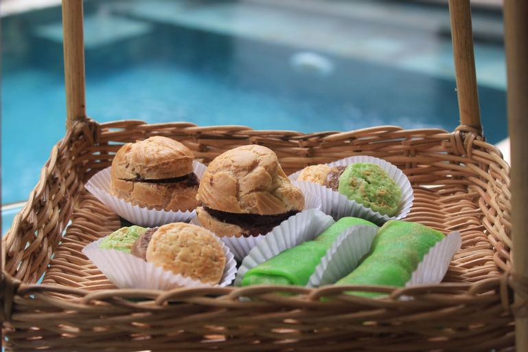 Food & Drinks 12