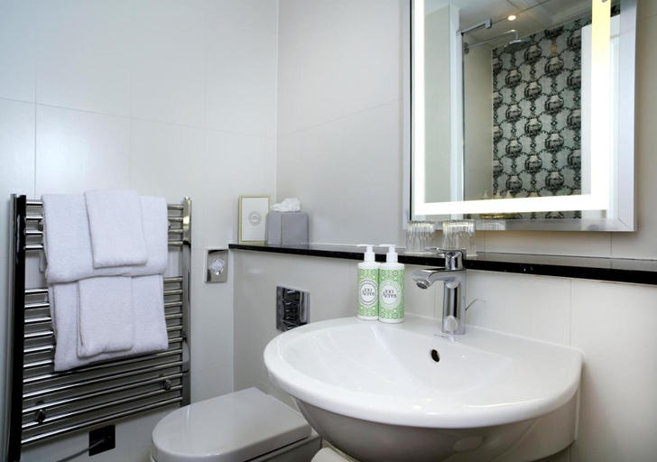 Bathroom 4, Queen's Hotel Cheltenham, Gloucestershire