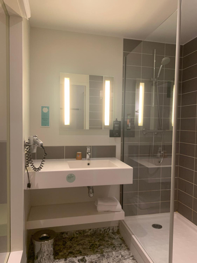 Bathroom 4, ibis Styles Lorient Caudan, Morbihan