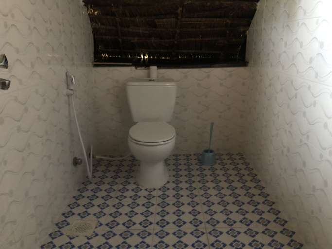 Bathroom 4, Blue Earth Beach Bungalows, Kusini