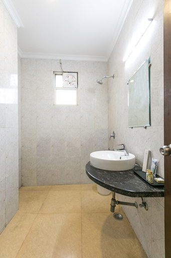 Bathroom 3, Hotel Almati Inn, Delhi