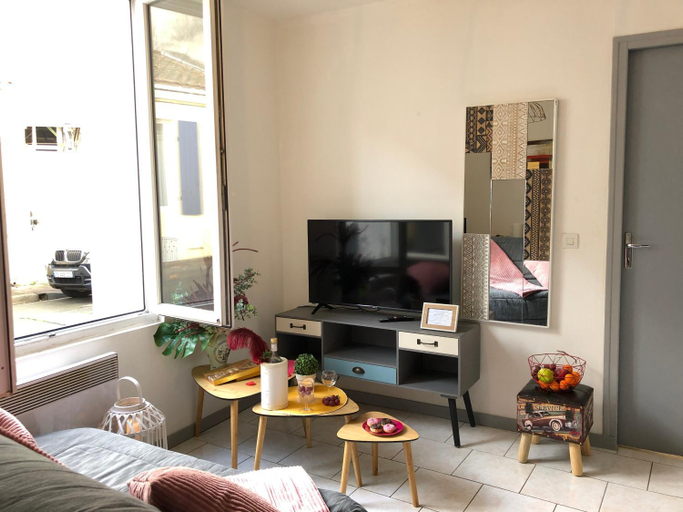 Shared lounge/TV area 2, LES APPART's DES THERMES, Charente-Maritime
