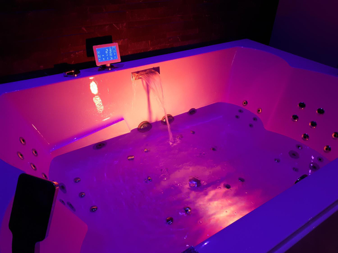 Bathroom 2, SPA privatif Love room, Le Hammam et Bulles, chez Nuits Chartraines, Eure-et-Loir
