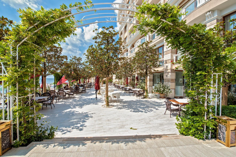 Food & Drinks, Dreams in La Mer, Varna