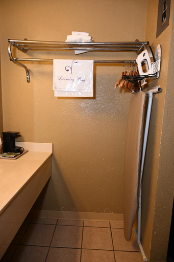 Bathroom, Fortune Inn & Suites, Jackson