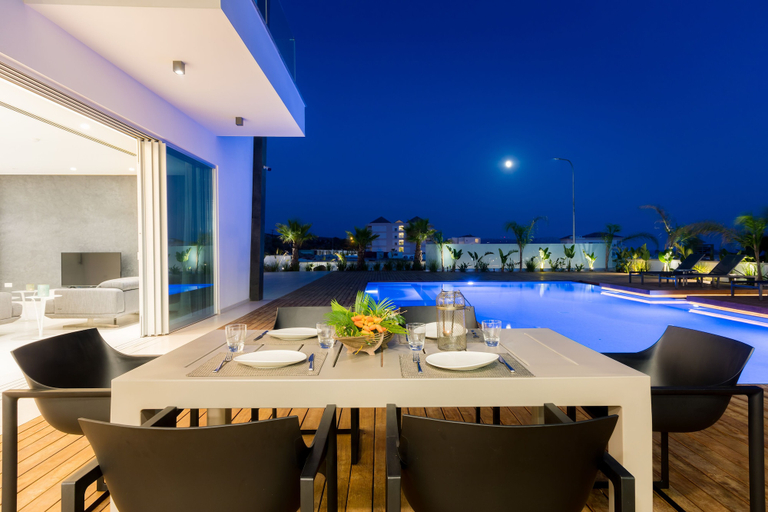 Food & Drinks 5, Cove Seaview Villas