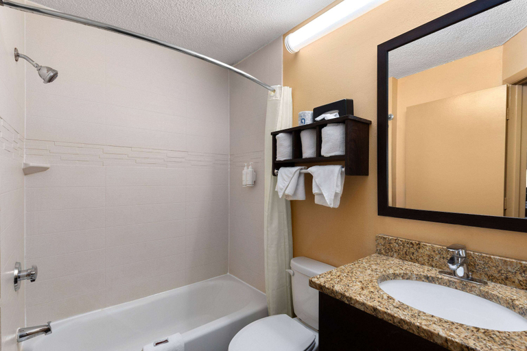 Bathroom 4, Super 8 by Wyndham Myrtle Beach/Market Common Area, Horry