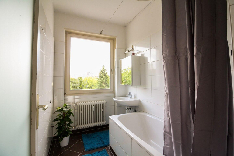 Bathroom 3, Central-Station Apartment, Karlsruhe