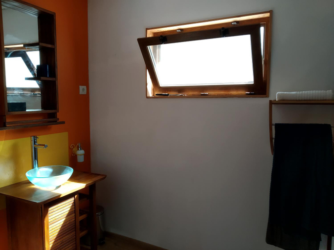 Bathroom 2, Pura Vida, Gard