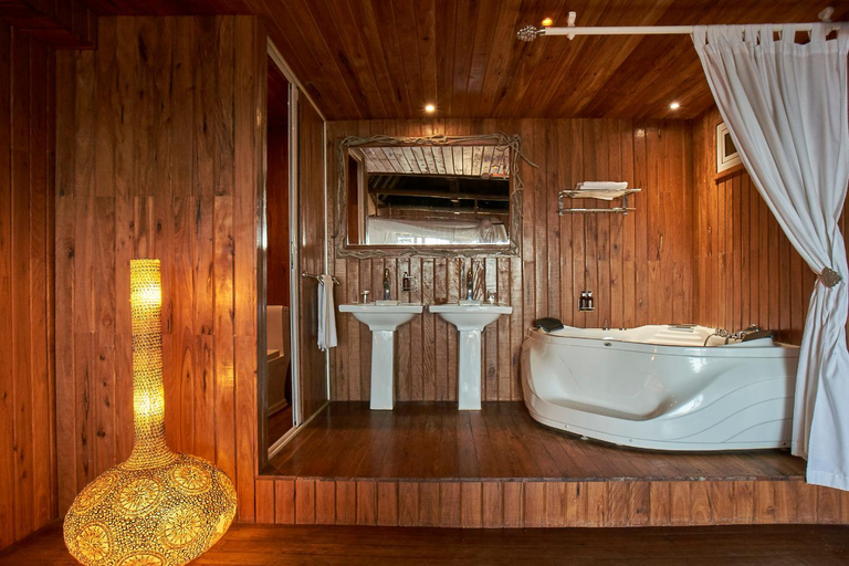 Bathroom 5, Catembe Gallery Hotel, Maputo