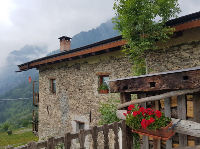 Exterior & Views