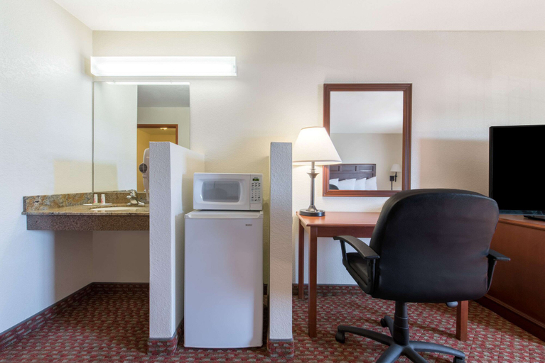 Bedroom 3, Super 8 by Wyndham Abilene South, Taylor