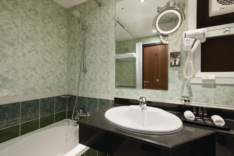 Bathroom 5, Howard Johnson by Wyndham Abu Dhabi, Abu Dhabi City