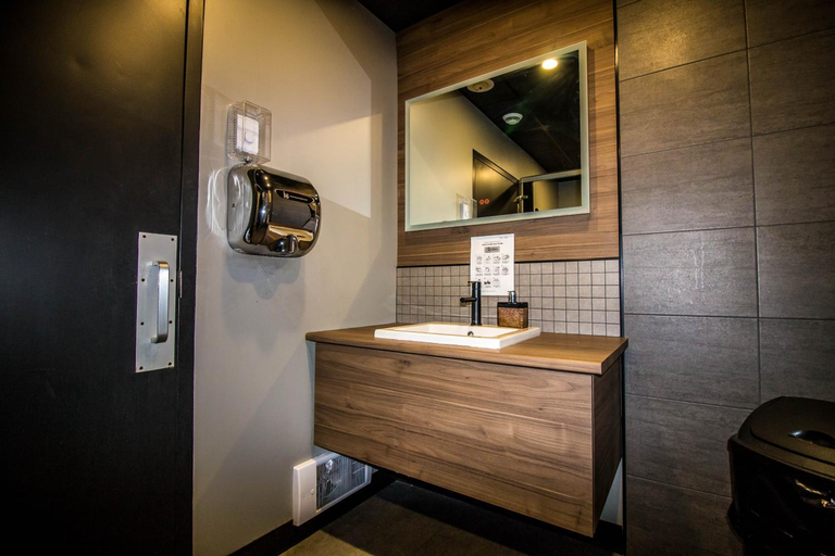 Bathroom 3, Companion Hotel Motel, Cochrane