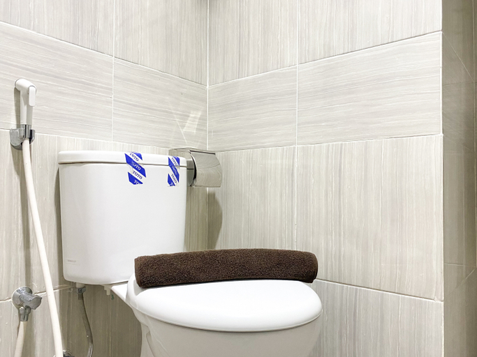 Bathroom 2, Minimalist and Nice Studio at Vasanta Innopark Apartment By Travelio, Cikarang