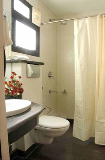 Bathroom 3, Hotel Mumtaz Mahal, Agra
