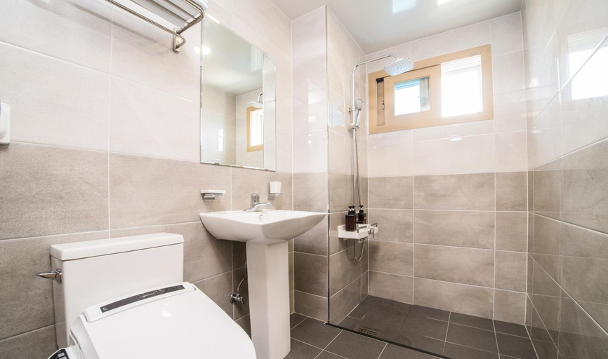Bathroom 4, Run Hotel, Seogwipo