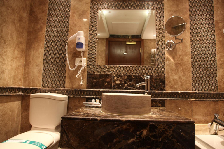 Bathroom 5, Helnan Landmark Hotel, New Cairo City