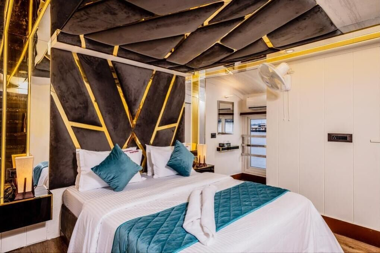 Bedroom 3, Luxury Houseboat, Alappuzha
