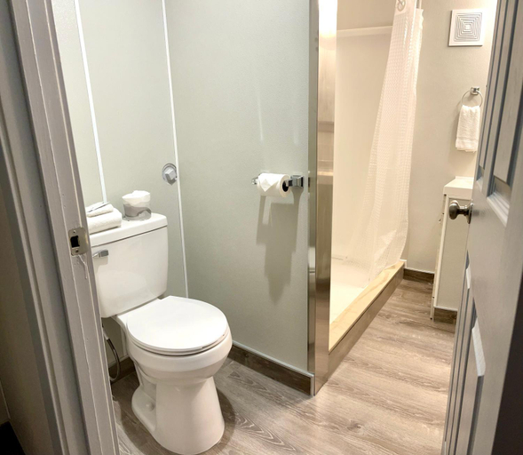 Bathroom 4, Emerald Best Motel Edmonds, Snohomish