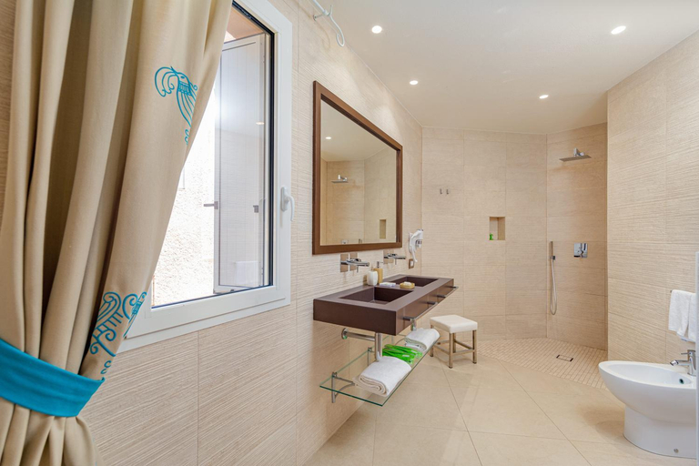 Bathroom 1, Hotel Cala Lunga, Olbia-Tempio