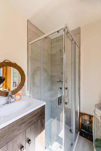 Bathroom 4, L'auberge du QG, Roussillon