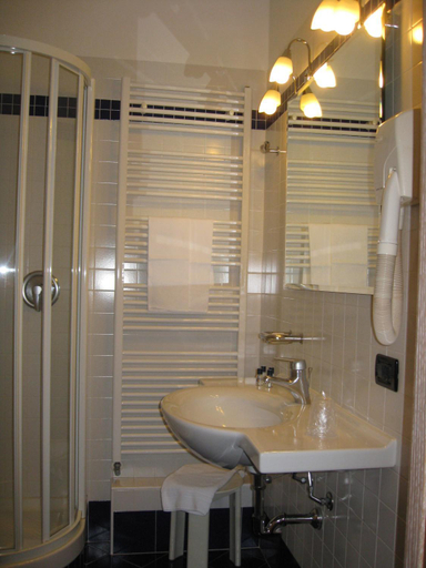 Bathroom 5, Cardano Hotel Malpensa, Varese