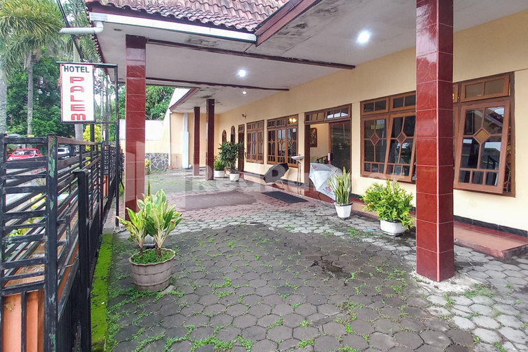 Exterior & Views 2, Hotel Palem 1 Syariah RedPartner, Malang
