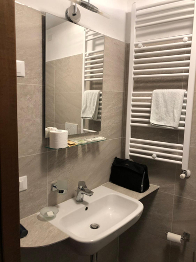 Bathroom 5, Hotel Nuovo, Milano