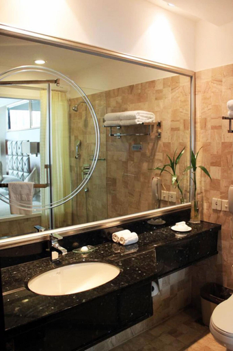 Bathroom, Days Hotel Jindu Fuzhou, Fuzhou