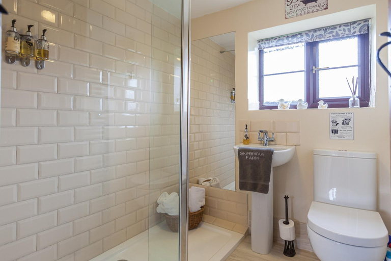Bathroom 3, Skipbridge Farm Cottages, North Yorkshire