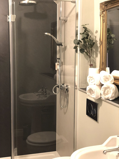 Bathroom 4, The Wheatsheaf, Cumbria
