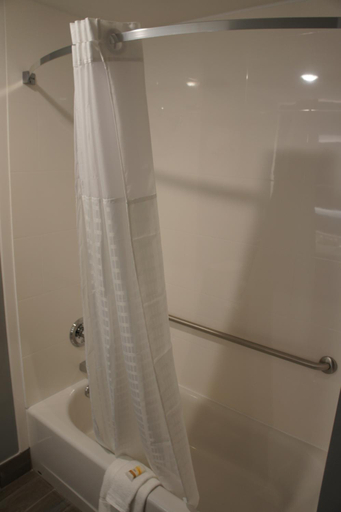 Bathroom 4, La Quinta Inn & Suites by Wyndham Oxford, Lafayette