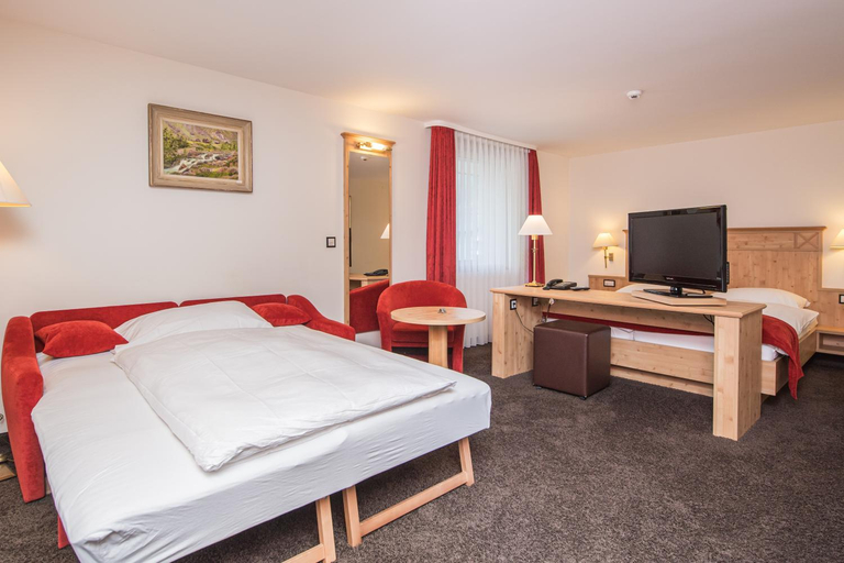 Bedroom 2, Modern Rooms by Tascherhof, Visp