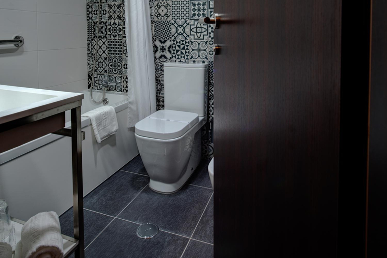 Bathroom 4, VIP Inn Berna Hotel, Lisbon