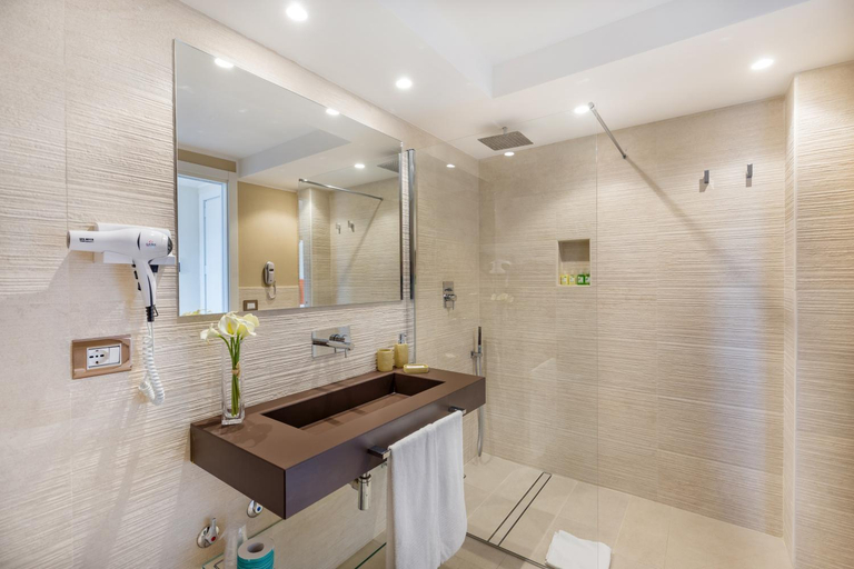 Shower 3, Hotel Cala Lunga, Olbia-Tempio