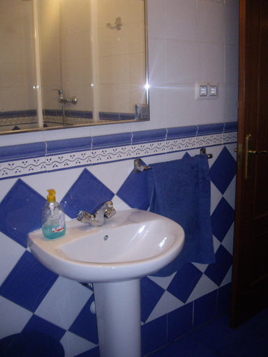 Bathroom 5, Hostal Pacios, Madrid