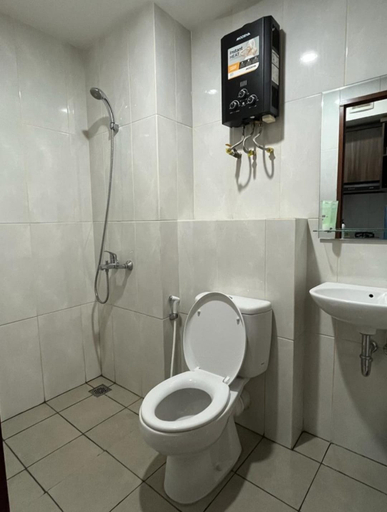 Bathroom 5, Grand Kamala Lagoon by Armesha, Bekasi
