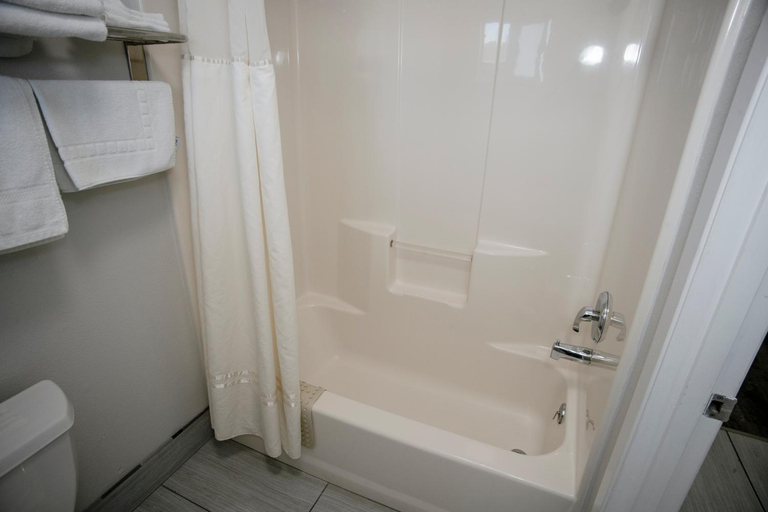 Bathroom 4, Anchor Beach Inn, Del Norte