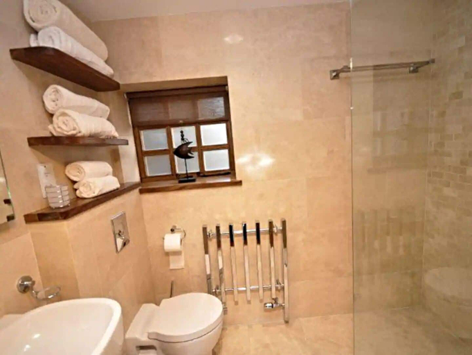 Bathroom 3, The Oak at Dewlish, Dorset