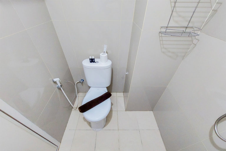 Bathroom 5, Cozy and Well Furnished Studio Baileys Apartment By Travelio, Tangerang Selatan