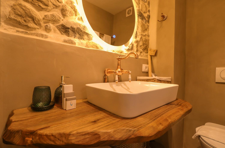 Bathroom 2, Ne Kroi, Korçës