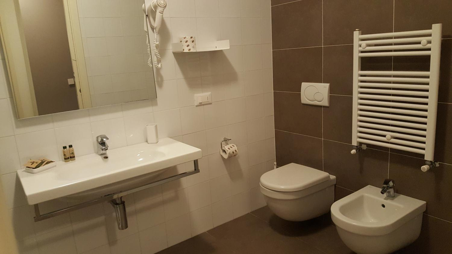 Bathroom 3, Riviera Palace Residence, Savona