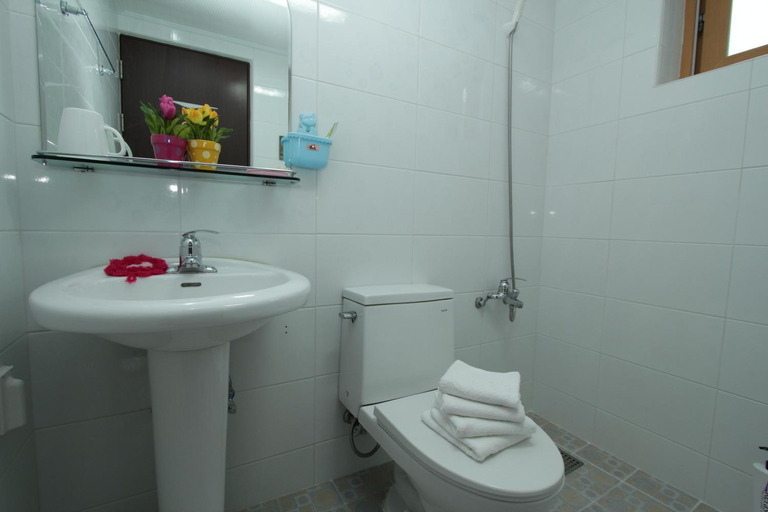 Bathroom 3, Beljari Pension, Tongyeong