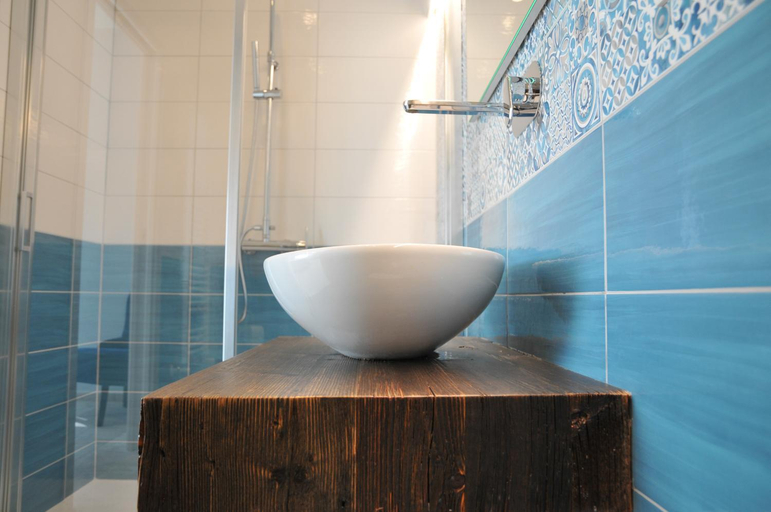 Bathroom 2, La Casa dell'Alloro, Catania