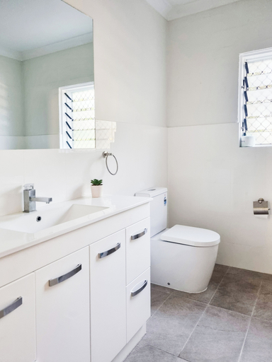 Bathroom 4, YHA Byron Bay, Byron