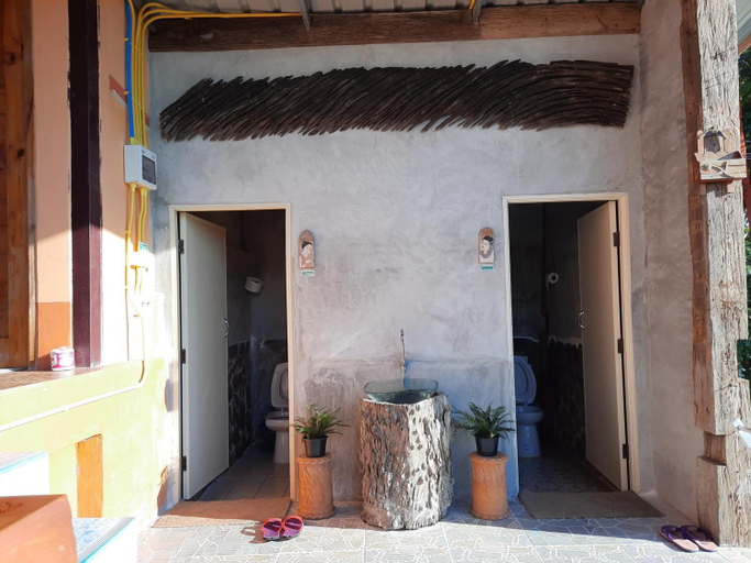 Bathroom 3, Heuan Na Khee, Ban Dung